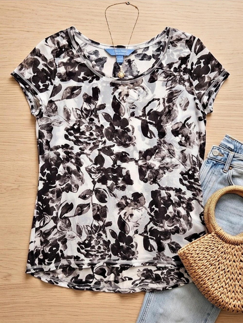 Simply Vera Floral Short Sleeve Top in White & Black Like New